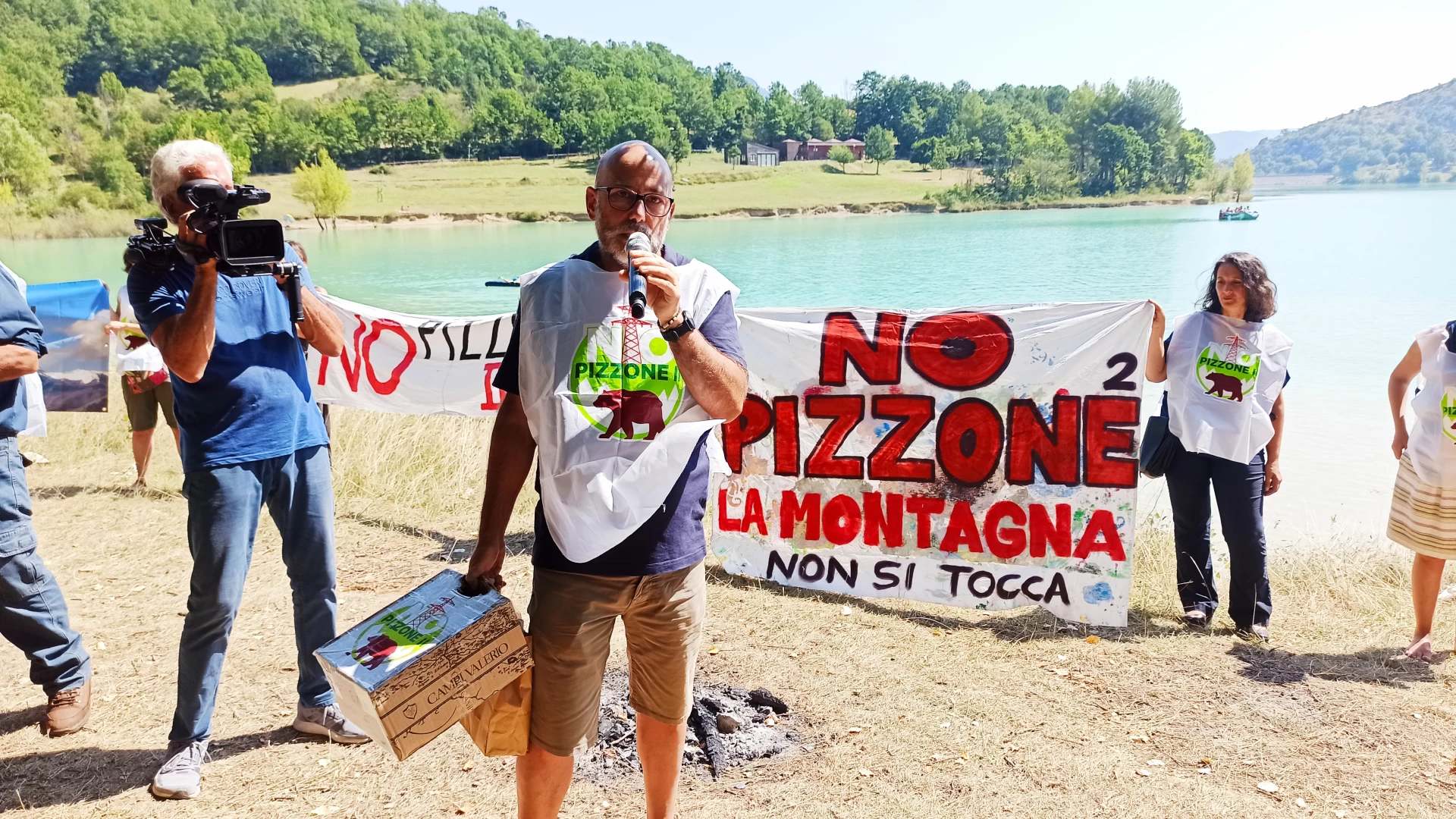 Progetto "PIZZONE II", questa mattina il flash mob del coordinamento contro la realizzazione dell'opera. La manifestazione sulle rive del lago di Castel San Vincenzo.